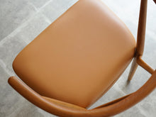 画像をギャラリービューアに読み込む, ヘンリー・ケアヌルフ モデル225 アームチェア 北欧デザインの椅子 Henry Kjærnulf Model 225 Chair 椅子の座面は明るいブラウンのレザー
