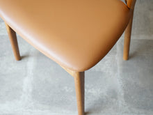 画像をギャラリービューアに読み込む, ヘンリー・ケアヌルフ モデル225 アームチェア 北欧デザインの椅子 Henry Kjærnulf Model 225 Chair 椅子の座面は明るいブラウンのレザー