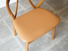 画像をギャラリービューアに読み込む, ヘンリー・ケアヌルフ モデル225 アームチェア 北欧デザインの椅子 Henry Kjærnulf Model 225 Chair 椅子の座面は明るいブラウンのレザー