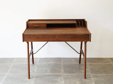 画像をギャラリービューアに読み込む, Arne Wahl Iversen Model 56 Rosewood Desk アルネ・ウォール・アイヴァーセンローズウッドのデスク モデル56 机の正面やや上から
