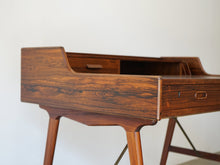 画像をギャラリービューアに読み込む, Arne Wahl Iversen Model 56 Rosewood Desk アルネ・ウォール・アイヴァーセンローズウッドのデスク モデル56 机の左側