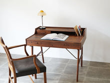 画像をギャラリービューアに読み込む, Arne Wahl Iversen Model 56 Rosewood Desk アルネ・ウォール・アイヴァーセンローズウッドのデスク モデル56 机とアームチェアやや上から