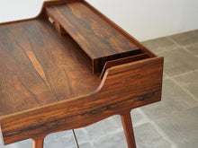 画像をギャラリービューアに読み込む, Arne Wahl Iversen Model 56 Rosewood Desk アルネ・ウォール・アイヴァーセンローズウッドのデスク モデル56 机の側面の木目も美しい