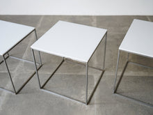 画像をギャラリービューアに読み込む, ポールケアホルム ネストテーブル Poul Kjærholm PK71 Three nesting tables E Kold Christensen ケアホルムのEKC製ビンテージテーブル 3つのミニテーブル 白い天板とスチールのフレーム