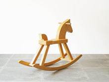 画像をギャラリービューアに読み込む, カイ・ボイスン ロッキングホース Kay Bojesen Rocking horse 北欧のおもちゃ 木馬 子ども用インテリア 木馬の後ろ