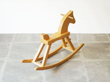 画像をギャラリービューアに読み込む, カイ・ボイスン ロッキングホース Kay Bojesen Rocking horse 北欧のおもちゃ 木馬 子ども用インテリア 木馬の後ろやや上から