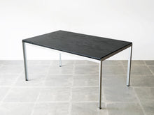 画像をギャラリービューアに読み込む, Poul Kjærholm Academy table Rud Rasmussen 黒いワークデスク ポール・ケアホルム アカデミーテーブル ルド・ラスムッセン ヴィンテージ 木目が浮き出た黒の天板