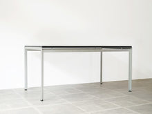 画像をギャラリービューアに読み込む, Poul Kjærholm Academy table Rud Rasmussen 黒いワークデスク ポール・ケアホルム アカデミーテーブル ルド・ラスムッセン ヴィンテージ テーブルの斜めから
