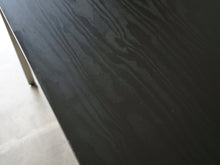 画像をギャラリービューアに読み込む, Poul Kjærholm Academy table Rud Rasmussen 黒いワークデスク ポール・ケアホルム アカデミーテーブル ルド・ラスムッセン ヴィンテージ テーブルの天板木目 小傷あり