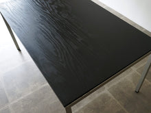 画像をギャラリービューアに読み込む, Poul Kjærholm Academy table Rud Rasmussen 黒いワークデスク ポール・ケアホルム アカデミーテーブル ルド・ラスムッセン ヴィンテージ テーブルの天板木目