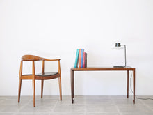 画像をギャラリービューアに読み込む, Bernt Petersen ベアント・ペーターセンブラジリアンローズウッドのコーヒーテーブル 鍵編み脚 テーブルとHans J WegnerのThe Chair