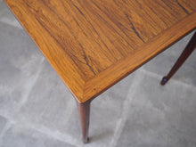 画像をギャラリービューアに読み込む, Bernt Petersen ベアント・ペーターセンブラジリアンローズウッドのコーヒーテーブル 鍵編み脚 テーブルの天板のローズウッドの美しい木目
