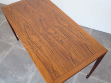 画像をギャラリービューアに読み込む, Bernt Petersen ベアント・ペーターセンブラジリアンローズウッドのコーヒーテーブル 鍵編み脚 テーブルの天板のローズウッドの美しい木目