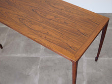 画像をギャラリービューアに読み込む, Bernt Petersen ベアント・ペーターセンブラジリアンローズウッドのコーヒーテーブル 鍵編み脚 テーブルの天板のローズウッドの美しい木目