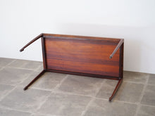 画像をギャラリービューアに読み込む, Bernt Petersen ベアント・ペーターセンブラジリアンローズウッドのコーヒーテーブル 鍵編み脚 テーブルの裏面