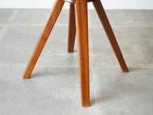 画像をギャラリービューアに読み込む, Tove Edvard Kindt-Larsen トーべ エドワード・キンドラーセン 回転チェア swivel chair 北欧ヴィンテージ 椅子の脚先 マホガニー