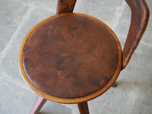 画像をギャラリービューアに読み込む, Tove Edvard Kindt-Larsen トーべ エドワード・キンドラーセン 回転チェア swivel chair 北欧ヴィンテージ 椅子の座面 レザーの経年
