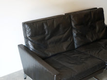 画像をギャラリービューアに読み込む, ポール・ケアホルムのソファPK31 ツーシーター Poul Kjærholm PK31 Sofa E Kold Christensen EKC製ヴィンテージ 北欧インテリア デザイナーズソファ 黒革のソファの背もたれ