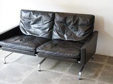 画像をギャラリービューアに読み込む, ポール・ケアホルムのソファPK31 ツーシーター Poul Kjærholm PK31 Sofa E Kold Christensen EKC製ヴィンテージ 北欧インテリア デザイナーズソファ 黒革のソファ 経年変化したレザー