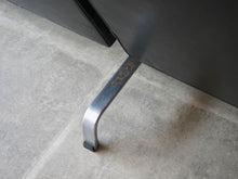 画像をギャラリービューアに読み込む, ポール・ケアホルムのソファPK31 ツーシーター Poul Kjærholm PK31 Sofa E Kold Christensen EKC製ヴィンテージ 北欧インテリア デザイナーズソファ 黒革のソファの脚 サビあり