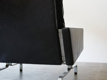 画像をギャラリービューアに読み込む, ポール・ケアホルムのソファPK31 ツーシーター Poul Kjærholm PK31 Sofa E Kold Christensen EKC製ヴィンテージ 北欧インテリア デザイナーズソファ 黒革のソファの右側スチール