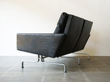 画像をギャラリービューアに読み込む, ポール・ケアホルムのソファPK31 ツーシーター Poul Kjærholm PK31 Sofa E Kold Christensen EKC製ヴィンテージ 北欧インテリア デザイナーズソファ 黒革のソファの側面