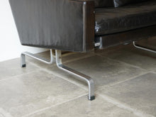 画像をギャラリービューアに読み込む, ポール・ケアホルムのソファPK31 ツーシーター Poul Kjærholm PK31 Sofa E Kold Christensen EKC製ヴィンテージ 北欧インテリア デザイナーズソファ 黒革のソファの脚はスチール