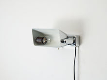 画像をギャラリービューアに読み込む, Lyfa Wall lamp リーファ ウォールランプ 北欧ヴィンテージ ブラケットライト シェードを上げた様子