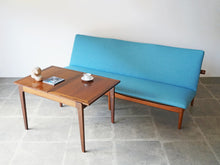 画像をギャラリービューアに読み込む, Finn Juhl France&Søn FD137 Japan Sofa フィンユールジャパンソファ フランス&サン製 チーク 青のウール張り 3人掛けソファとModel FD 612テーブル