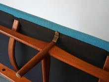 画像をギャラリービューアに読み込む, Finn Juhl France&Søn FD137 Japan Sofa フィンユールジャパンソファ フランス&サン製 チーク 青のウール張り 3人掛けソファ 裏面の接続部
