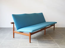 画像をギャラリービューアに読み込む, Finn Juhl France&Søn FD137 Japan Sofa フィンユールジャパンソファ フランス&サン製 チーク 青のウール張り 3人掛けソファの斜めから