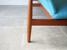 画像をギャラリービューアに読み込む, Finn Juhl France&Søn FD137 Japan Sofa フィンユールジャパンソファ フランス&サン製 チーク 青のウール張り 3人掛けソファの脚
