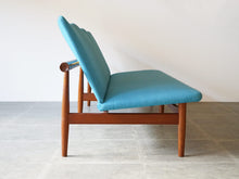 画像をギャラリービューアに読み込む, Finn Juhl France&Søn FD137 Japan Sofa フィンユールジャパンソファ フランス&サン製 チーク 青のウール張り 3人掛けソファの側面