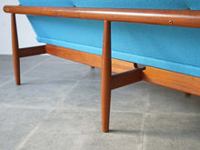 画像をギャラリービューアに読み込む, Finn Juhl France&Søn FD137 Japan Sofa フィンユールジャパンソファ フランス&サン製 チーク 青のウール張り 3人掛けソファの脚とフレーム