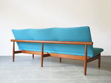 画像をギャラリービューアに読み込む, Finn Juhl France&Søn FD137 Japan Sofa フィンユールジャパンソファ フランス&サン製 チーク 青のウール張り 3人掛けソファの背面