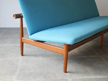 画像をギャラリービューアに読み込む, Finn Juhl France&Søn FD137 Japan Sofa フィンユールジャパンソファ フランス&サン製 チーク 青のウール張り 3人掛けソファの脚とフレーム