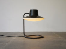 画像をギャラリービューアに読み込む, Arne Jacobsen Louis Poulsen Oxford Lamp アルネ ヤコブセン ルイス ポールセン オックスフォード 北欧ヴィンテージ テーブルランプの点灯イメージ