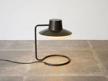 画像をギャラリービューアに読み込む, Arne Jacobsen Louis Poulsen Oxford Lamp アルネ ヤコブセン ルイス ポールセン オックスフォード 北欧ヴィンテージ テーブルランプの点灯イメージ