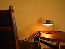 画像をギャラリービューアに読み込む, Arne Jacobsen Louis Poulsen Oxford Lamp アルネ ヤコブセン ルイス ポールセン オックスフォード 北欧ヴィンテージ テーブルランプの使用イメージ