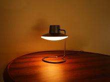 画像をギャラリービューアに読み込む, Arne Jacobsen Louis Poulsen Oxford Lamp アルネ ヤコブセン ルイス ポールセン オックスフォード 北欧ヴィンテージ テーブルランプの使用イメージ