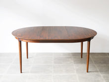 画像をギャラリービューアに読み込む, Danish Design Rosewood Extension Table デンマークデザイン ローズウッド 北欧ヴィンテージ 円形ダイニングテーブル 延長した様子