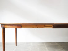 画像をギャラリービューアに読み込む, Danish Design Rosewood Extension Table デンマークデザイン ローズウッド 北欧ヴィンテージ 円形ダイニングテーブル 延長した様子