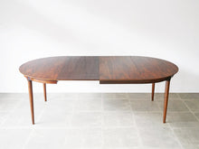 画像をギャラリービューアに読み込む, Danish Design Rosewood Extension Table デンマークデザイン ローズウッド 北欧ヴィンテージ 円形ダイニングテーブル 延長した様子