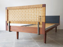 画像をギャラリービューアに読み込む, Hans J Wegner Getama ハンス ウェグナー ゲタマ ダブルベッド 北欧ヴィンテージ チーク材 ベッド 籐編みヘッドボードの背面