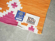 画像をギャラリービューアに読み込む, Danish Design The Rug Company Goodweave Orange Carpet Geometric Pattern オレンジカーペット 幾何学模様 北欧デザイン ラグのラベル