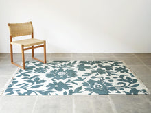 画像をギャラリービューアに読み込む, Rug Company and Goodweave Wool Carpet デンマーク製ラグ カーペット 北欧デザイン 草花模様 グリーン ホワイト フリンジ付きとBM61