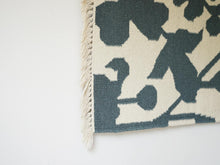 画像をギャラリービューアに読み込む, Rug Company and Goodweave Wool Carpet デンマーク製ラグ カーペット 北欧デザイン 草花模様 グリーン ホワイト フリンジ付き