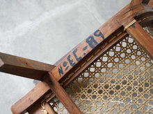 画像をギャラリービューアに読み込む, マホガニー材と籐のイージーチェアの裏面のマーク