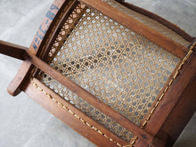 画像をギャラリービューアに読み込む, マホガニー材と籐のイージーチェアの裏面