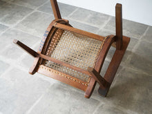 画像をギャラリービューアに読み込む, マホガニー材と籐のイージーチェアの裏面